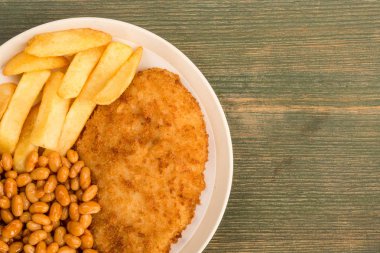 Ekmekli tavuk fileto ve tıknaz fişleri ile kuru fasulye