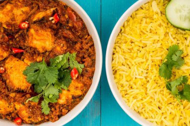 Hint tarzı tavuk Balti köri Naan ekmek ve kırmızı biber ile