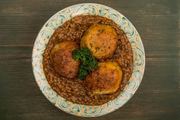 Rinderhackfleisch und Zwiebeln mit Knödeln oder Schustermehl — Stockfoto