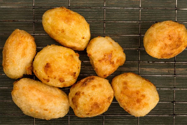 Batatas assadas em uma cremalheira de refrigeração de cozinha de aço — Fotografia de Stock