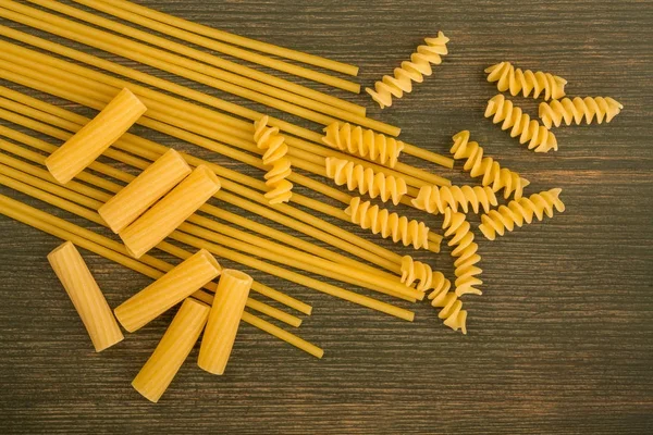 Selección de espaguetis de pasta crudos estilo italiano sin cocer Rigatoni —  Fotos de Stock