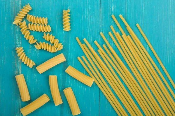 Selección de espaguetis de pasta crudos estilo italiano sin cocer Rigatoni —  Fotos de Stock