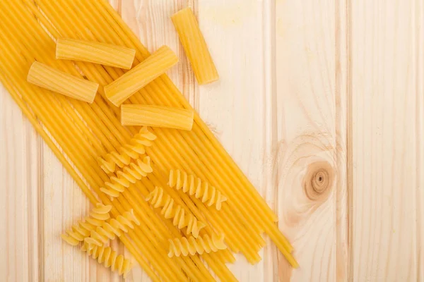 Seleção de cru não cozido italiano estilo macarrão espaguete Rigatoni — Fotografia de Stock