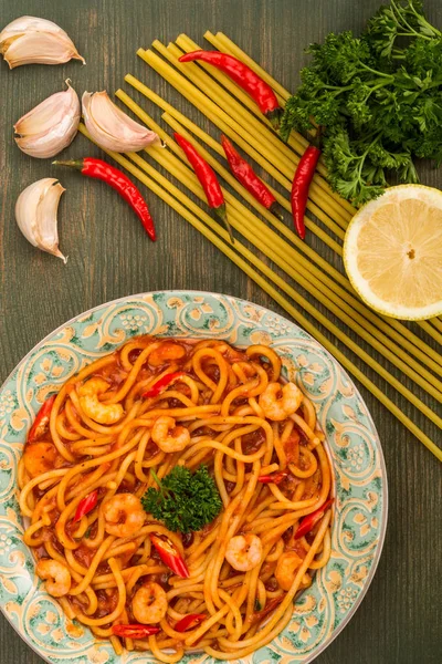 Italienische Art würzige Garnelen oder Garnelen-Spaghetti in einer Chilitomate — Stockfoto