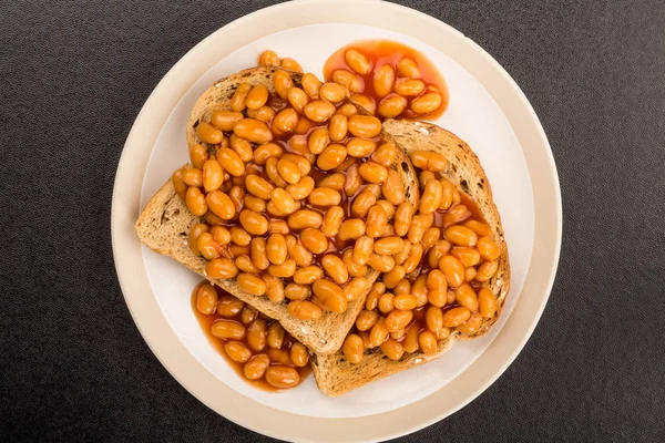 Gebakken bonen in tomatensaus op Toast — Stockfoto
