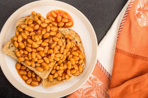 Pečené fazole v rajčatové omáčce na toastu — Stock fotografie