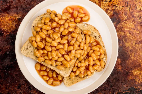 Gebackene Bohnen in Tomatensauce auf Toast — Stockfoto