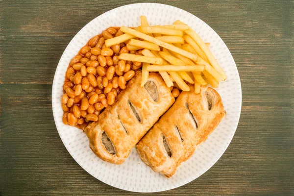 Rolos de salsicha com batatas fritas de feijão cozido e batatas fritas — Fotografia de Stock