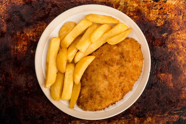 Gepaneerde kipfilet met stevige Chips — Stockfoto