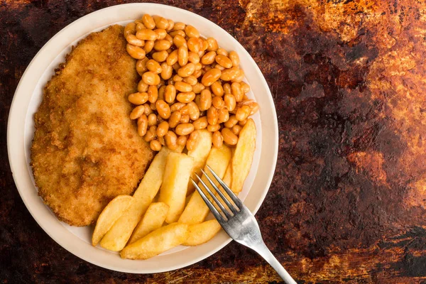 Gepaneerde kipfilet en gebakken bonen met stevige Chips — Stockfoto