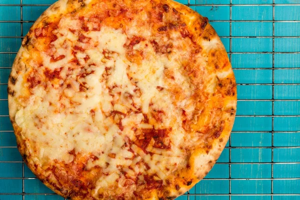 Italiaanse stijl Stonebaked Margarita Pizza — Stockfoto