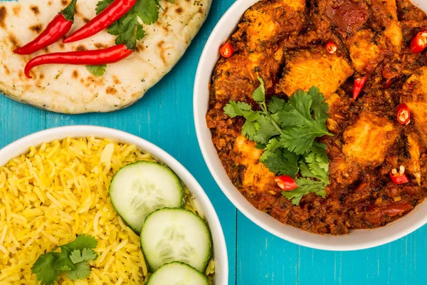 Indian Style Chicken Balti Curry With Naan Bread and Red Chilli — Stock Photo, Image