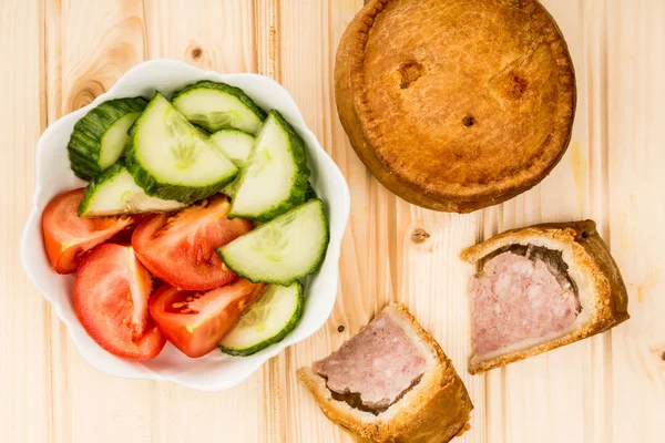 Torta di maiale fresca in pasticceria con insalata di pomodoro e cetriolo — Foto Stock