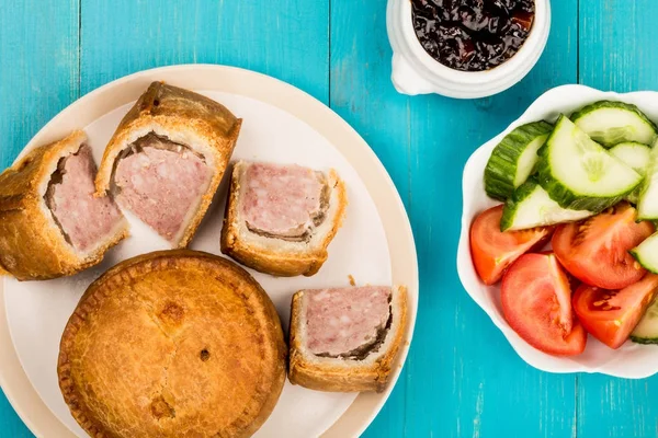 Torta di maiale fresca in pasticceria con insalata di pomodoro e cetriolo — Foto Stock