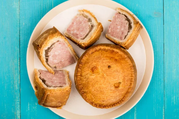 Torta di maiale fresca in pasticceria con insalata di pomodoro e cetriolo — Foto Stock