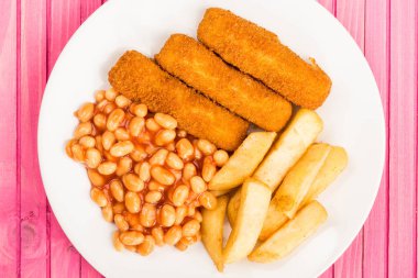 Izgara Cod parmak tıknaz cips ve domates soslu kuru fasulye ile balık