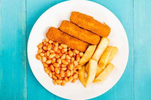 Gegrilde kabeljauw vissen vingers met stevige Chips en gebakken bonen in tomatensaus — Stockfoto