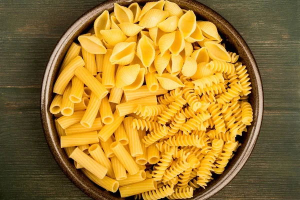 Seleção de seco não cozido italiano estilo Pasta Conchiglioni Rigatoni — Fotografia de Stock