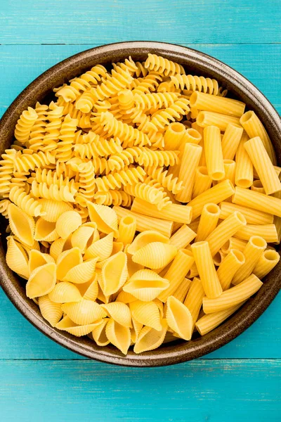 เลือกพาสต้าสไตล์อิตาเลียนแห้งที่ยังไม่ได้ปรุงสุก Conchiglioni Rigatoni — ภาพถ่ายสต็อก