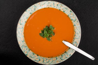 Kase taze domates ve fesleğen çorbası Isınma