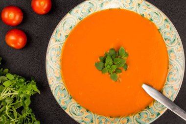Kase taze domates ve fesleğen çorbası Isınma