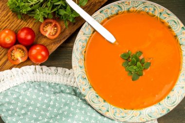 Kase taze domates ve fesleğen çorbası Isınma