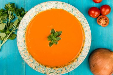 Kase taze domates ve fesleğen çorbası Isınma