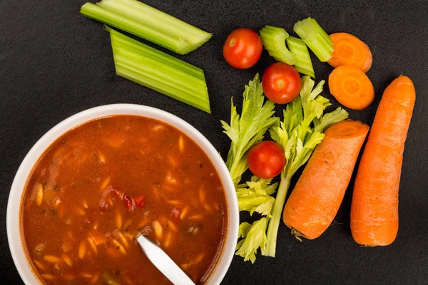 Schüssel frischer italienischer Minestrone-Suppe — Stockfoto