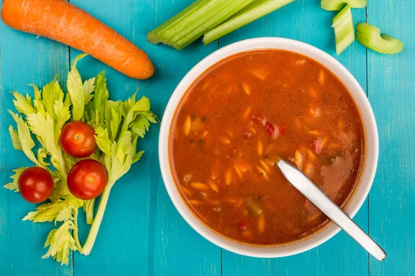 Schüssel frischer italienischer Minestrone-Suppe — Stockfoto