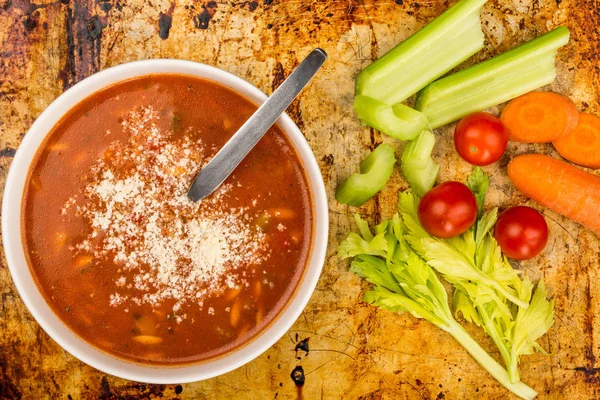 Schüssel frischer italienischer Minestrone-Suppe — Stockfoto