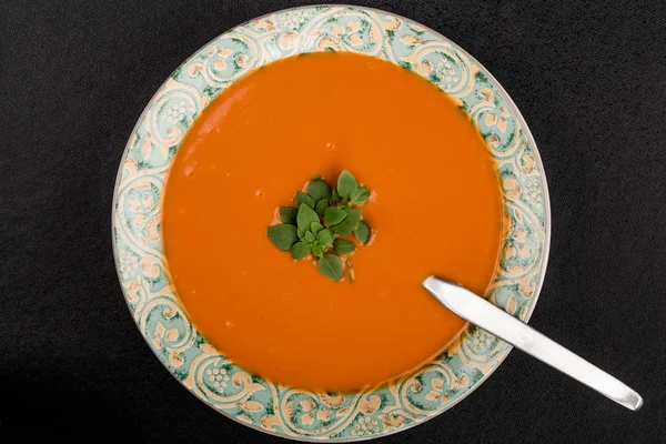 Kom van verse tomaten en basilicum soep opwarming van de aarde — Stockfoto