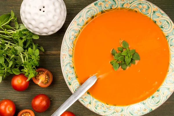 Чаша томатов и суп с базиликом — стоковое фото