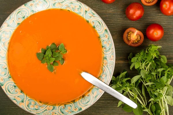 Чаша томатов и суп с базиликом — стоковое фото