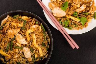 Endonezya tarzı Nasi Goreng tavuk ve pirinç yemek