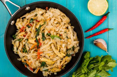 Tay tarzında tavuk Pad Thai Noodles ile