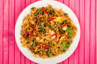 Endonezya tarzı Nasi Goreng tavuk ve pirinç yemek