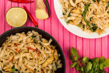 Tay tarzında tavuk Pad Thai Noodles ile