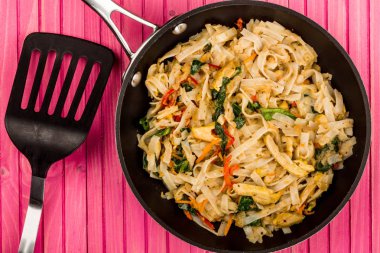 Tay tarzında tavuk Pad Thai Noodles ile