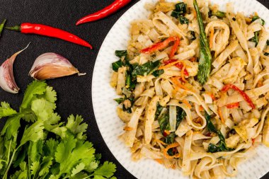 Tay tarzında tavuk Pad Thai Noodles ile