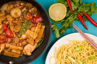 Stir Fry yemek Çin stili tavuk ve kaju fıstığı