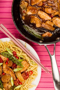 Stir Fry yemek Çin stili tavuk ve kaju fıstığı