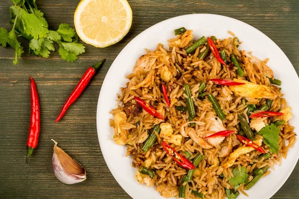 Endonezya tarzı Nasi Goreng tavuk ve pirinç yemek