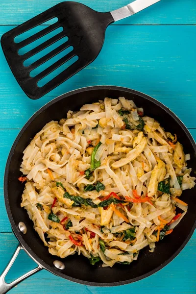 Tay tarzında tavuk Pad Thai Noodles ile
