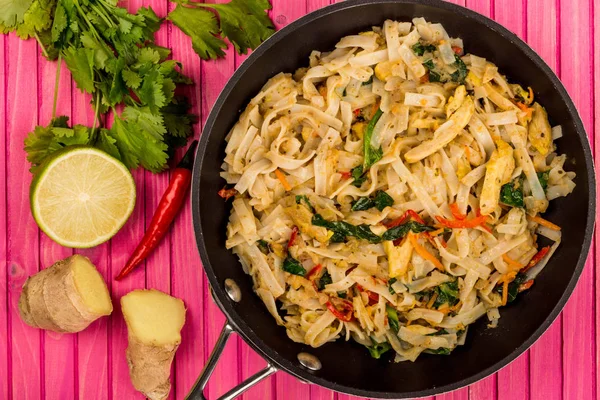 Tay tarzında tavuk Pad Thai Noodles ile