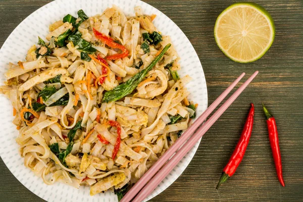 Tay tarzında tavuk Pad Thai Noodles ile