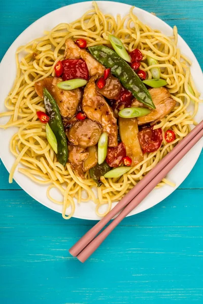 Stir Fry yemek Çin stili tavuk ve kaju fıstığı
