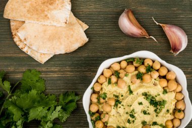 Humus nohut ve pide ekmek ile