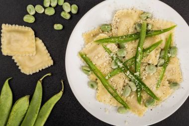 İtalyan usulü tavuk ve yeşil fasulye ile Pancetta mantı makarna