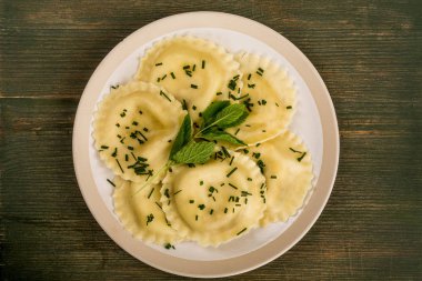 İtalyan tarzı Cappelletti Parma jambonu mantı makarna ile