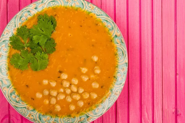 Kom met wortel en koriander soep — Stockfoto